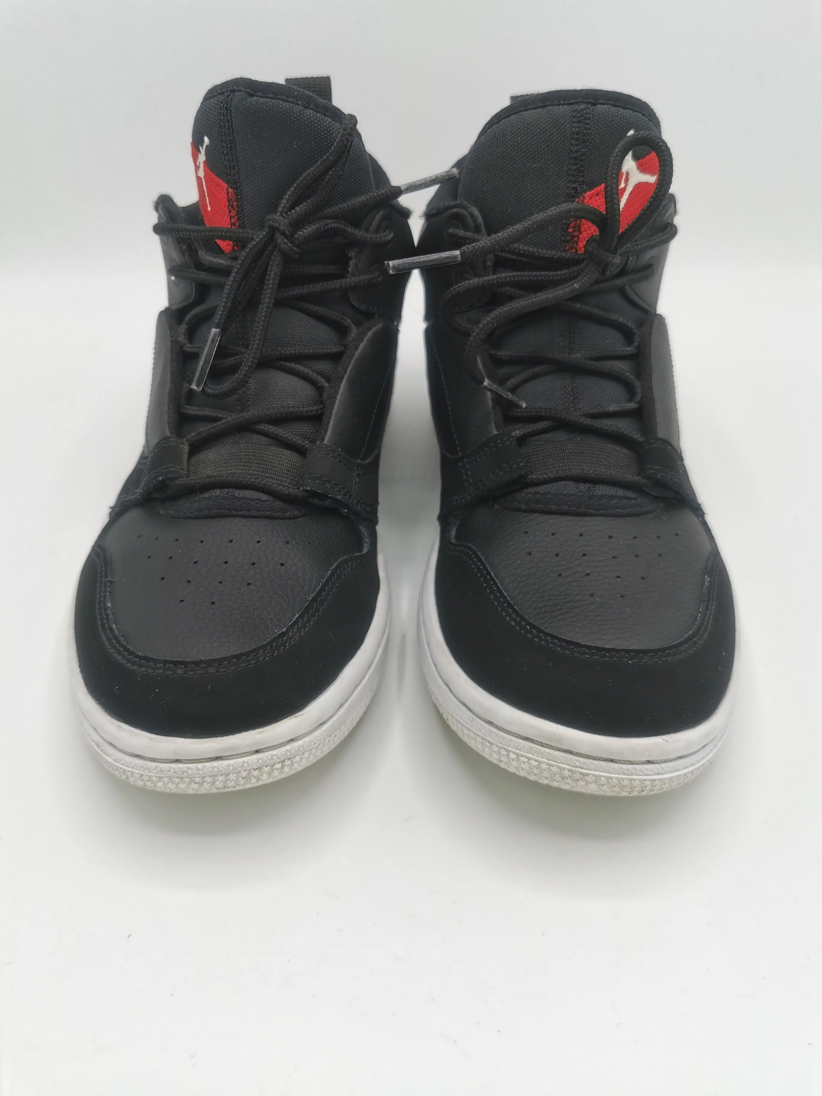 BOY SIZE 7 YOUTH - JORDAN Mid-Top Basketball Shoes VGUC B60
