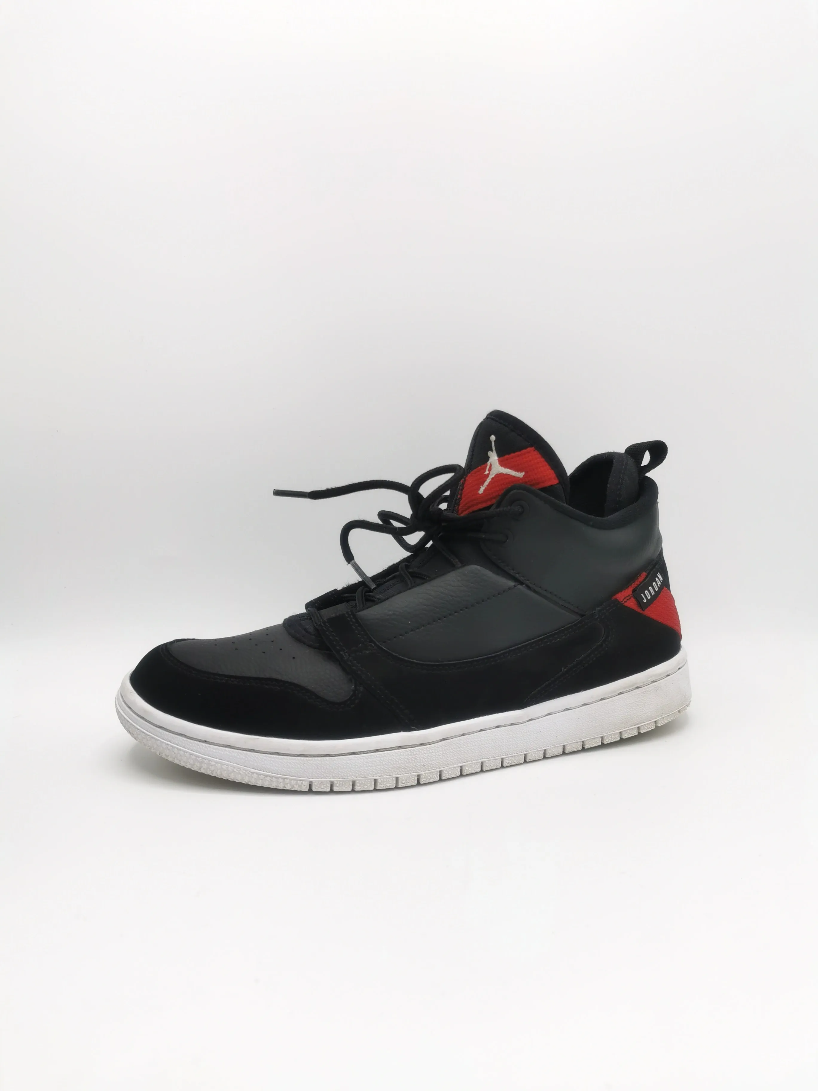 BOY SIZE 7 YOUTH - JORDAN Mid-Top Basketball Shoes VGUC B60